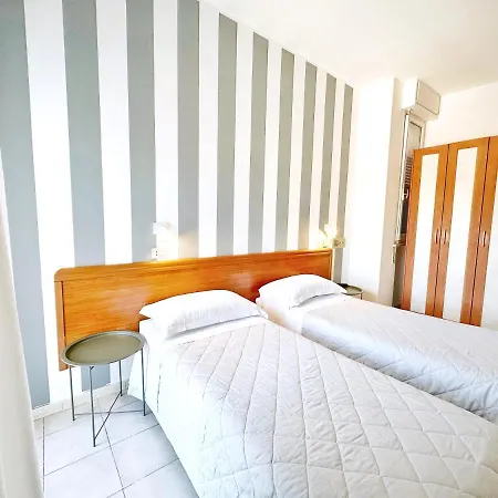 Aura Living فندق ريميني