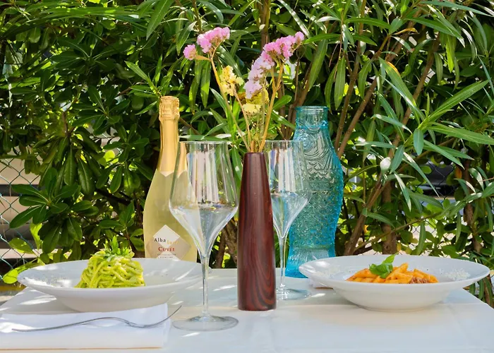 فندق Aura Living 3*