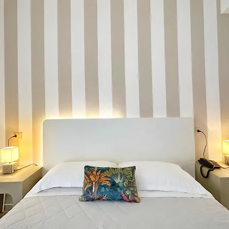 Aura Living فندق ريميني