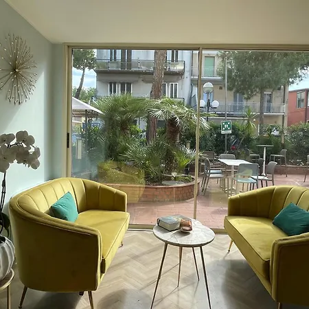 Aura Living فندق ريميني