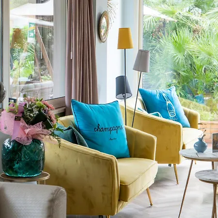 Aura Living 3*