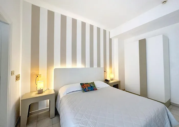 מלון Aura Living 3*